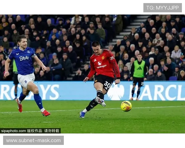 曼联跟队报道：舍什科训练拼劲十足战术学习专注力无人能敌